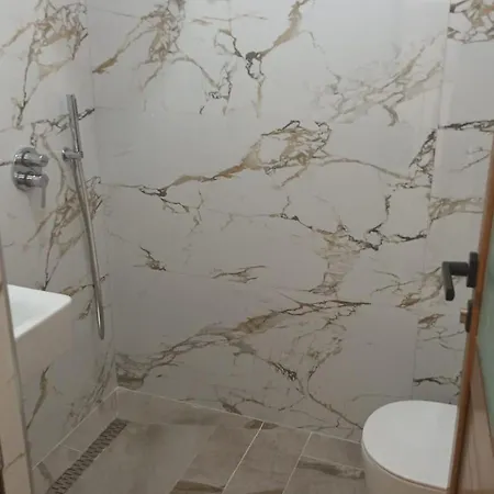 ゲストハウス Miri's Sarandë